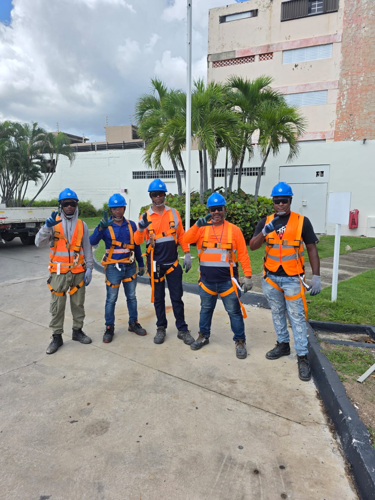 Equipo de técnicos de Doble Z Solar instalando paneles en tejado residencial