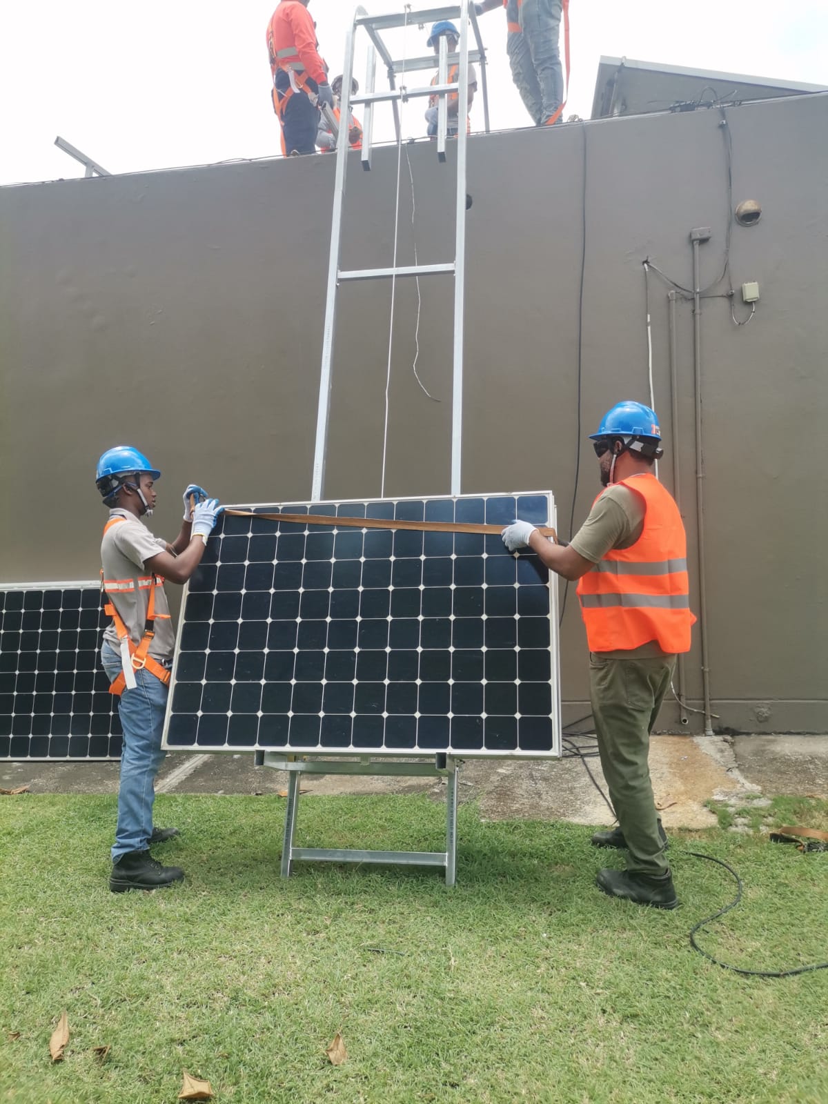 Proceso de instalación técnica de sistema fotovoltaico por Doble Z Solar
